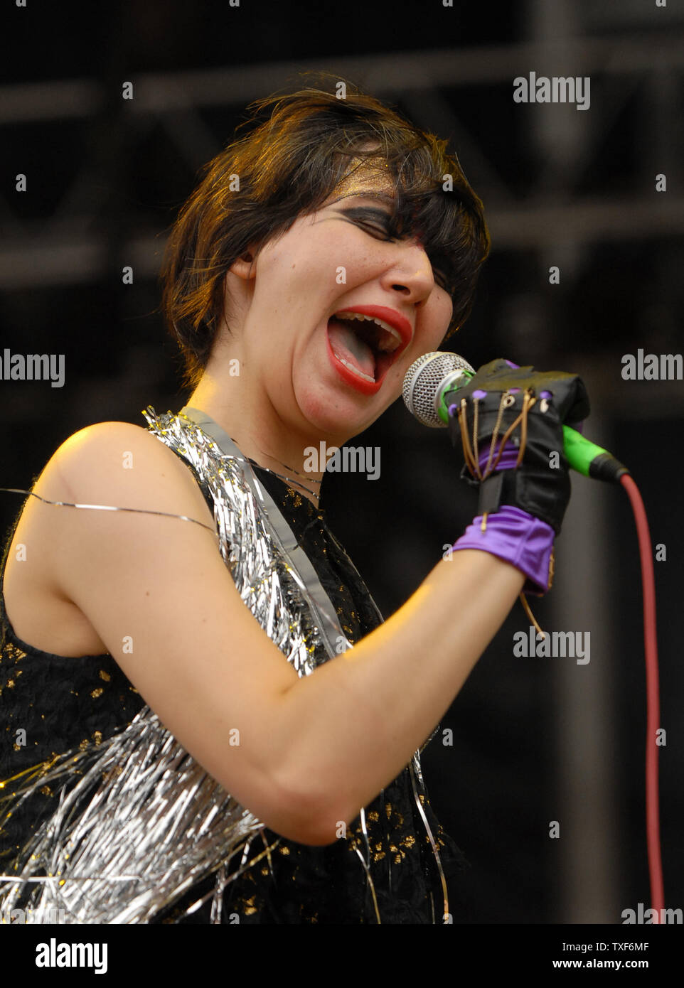 Karen O, della banda Yeah Yeah Yeahs, esegue al Virgin Festival a Pimlico Raceway in Baltimore, Maryland il 5 agosto 2007. (UPI foto/Alexis C. Glenn) Foto Stock