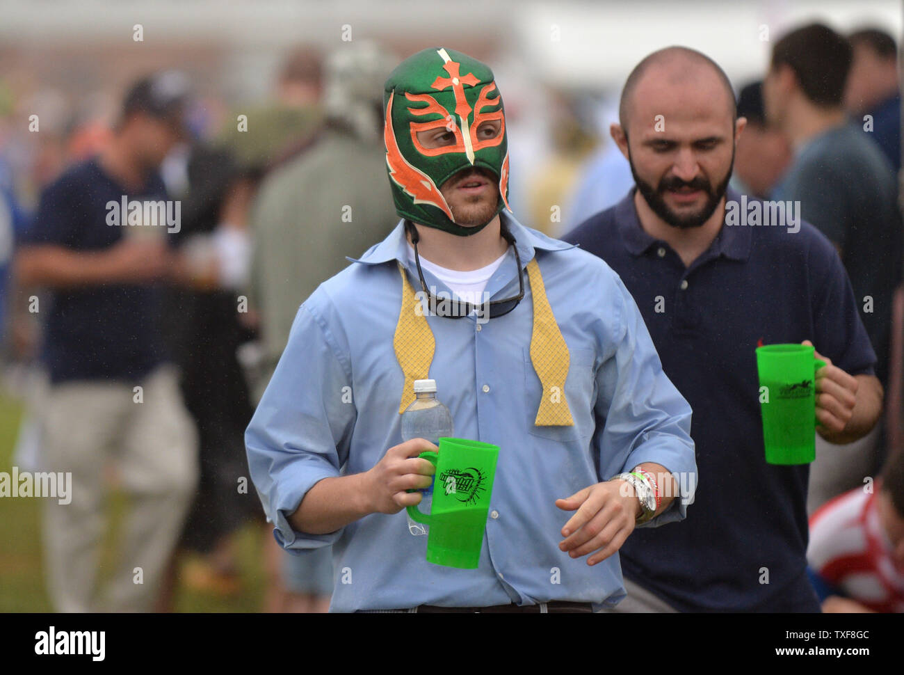 Gara appassionati di godere il infield al Preakness Stakes di Pimlico Race Course il 18 maggio 2013 a Baltimora, Maryland. Kentucky Derby vincitore Orb è in cerca di una tripla corona possibilità di vincere oggi a Pimlico. UPI/Kevin Dietsch Foto Stock