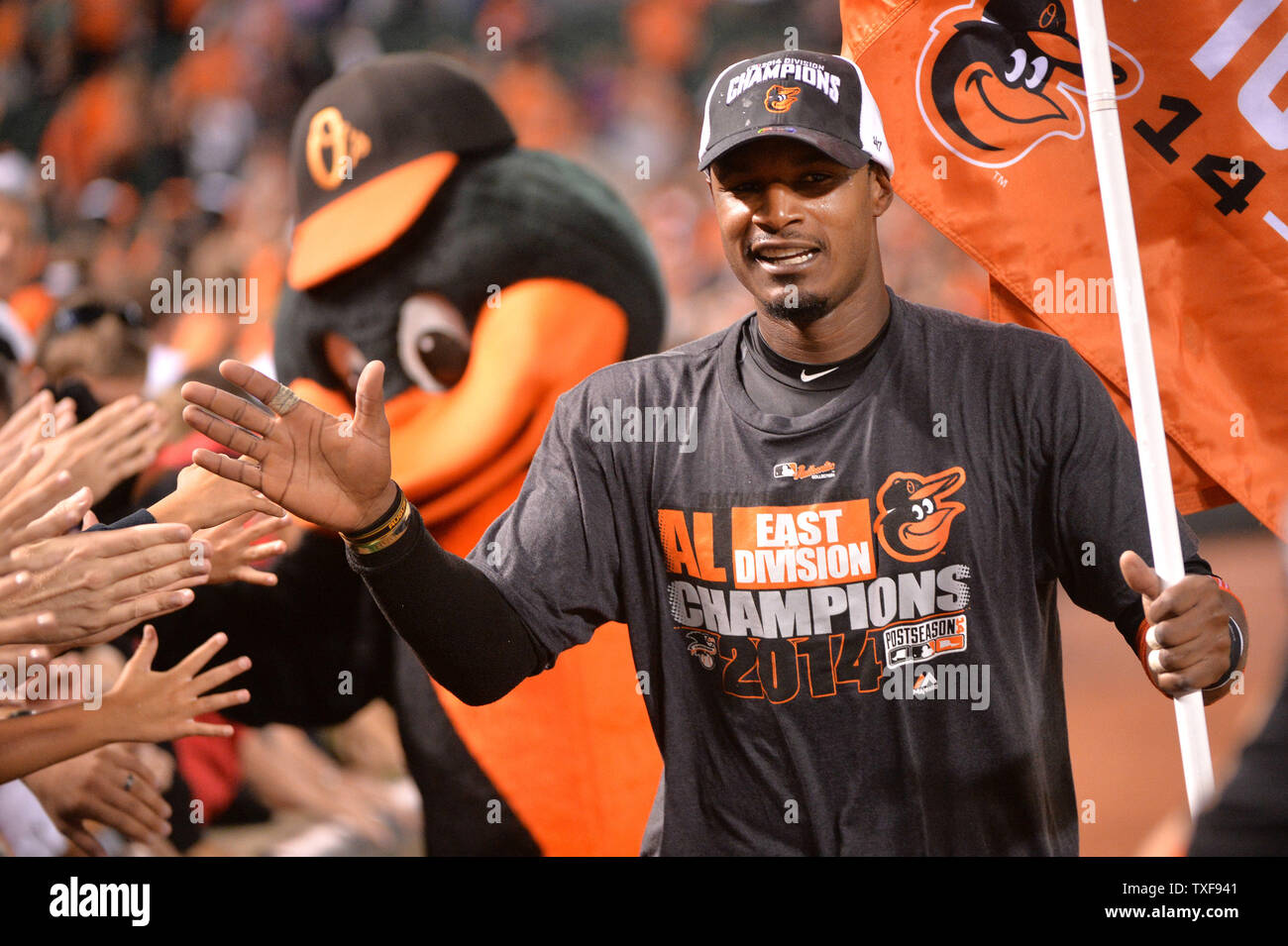 Baltimore Orioles Adam Jones festeggia con i tifosi dopo gli Orioles ha vinto il campionato americano Oriente campionato, sconfiggendo il Toronto Blue Jays 8-2 a Orioles Park a Camden Yards a Baltimora, Maryland il 16 settembre 2014. Questo è il loro primo campionato dal 1997. UPI/Kevin Dietsch Foto Stock