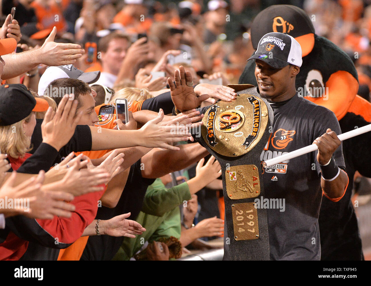 Baltimore Orioles Adam Jones festeggia con i tifosi dopo gli Orioles ha vinto il campionato americano Oriente campionato, sconfiggendo il Toronto Blue Jays 8-2 a Orioles Park a Camden Yards a Baltimora, Maryland il 16 settembre 2014. Questo è il loro primo campionato dal 1997. UPI/Kevin Dietsch Foto Stock