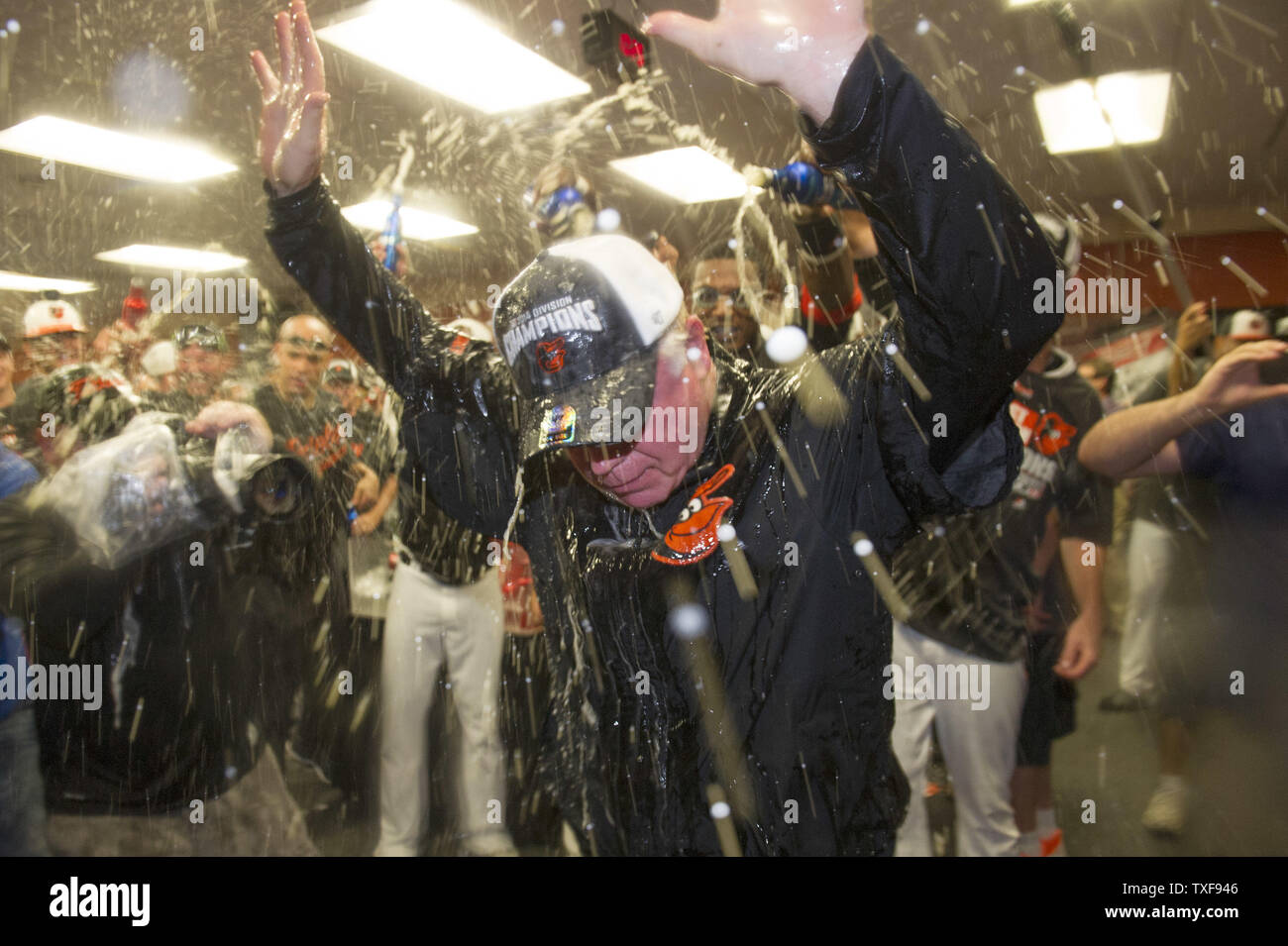 Baltimore Orioles Manager Buck Showalter è irrorato con champagne e birra come gli Orioles celebrare dopo aver vinto il campionato americano Oriente campionato, a Orioles Park a Camden Yards a Baltimora, Maryland il 16 settembre 2014. Gli Orioles sconfitto il Toronto Blue Jays 8-2. Questo è il loro primo campionato dal 1997. UPI/Kevin Dietsch Foto Stock