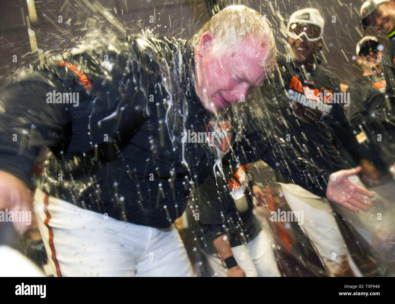 Baltimore Orioles Manager Buck Showalter è irrorato con champagne e birra come gli Orioles celebrare dopo aver vinto il campionato americano Oriente campionato, a Orioles Park a Camden Yards a Baltimora, Maryland il 16 settembre 2014. Gli Orioles sconfitto il Toronto Blue Jays 8-2. Questo è il loro primo campionato dal 1997. UPI/Kevin Dietsch Foto Stock