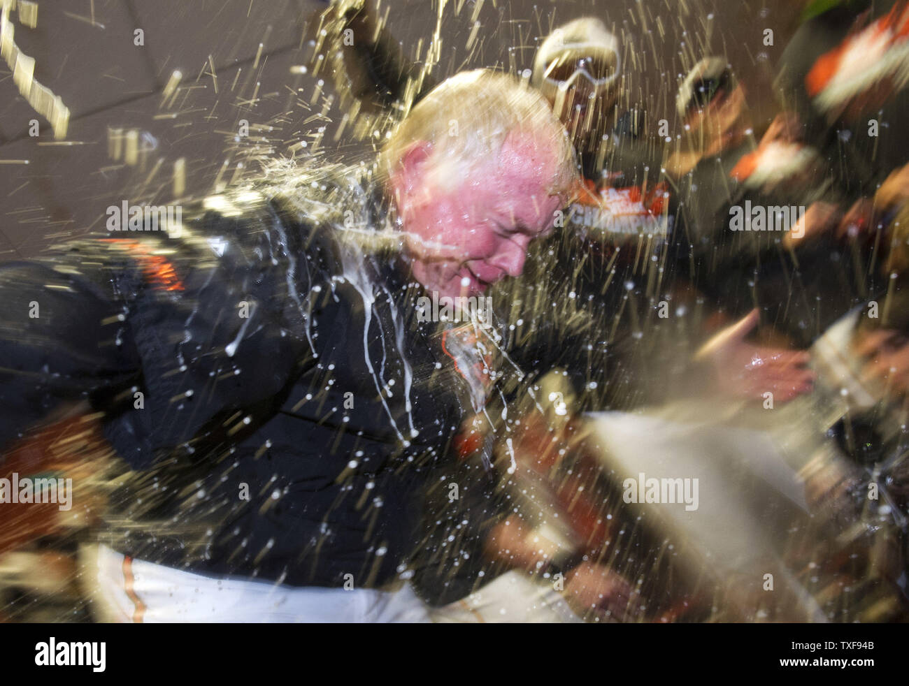 Baltimore Orioles Manager Buck Showalter è irrorato con champagne e birra come gli Orioles celebrare dopo aver vinto il campionato americano Oriente campionato, a Orioles Park a Camden Yards a Baltimora, Maryland il 16 settembre 2014. Gli Orioles sconfitto il Toronto Blue Jays 8-2. Questo è il loro primo campionato dal 1997. UPI/Kevin Dietsch Foto Stock