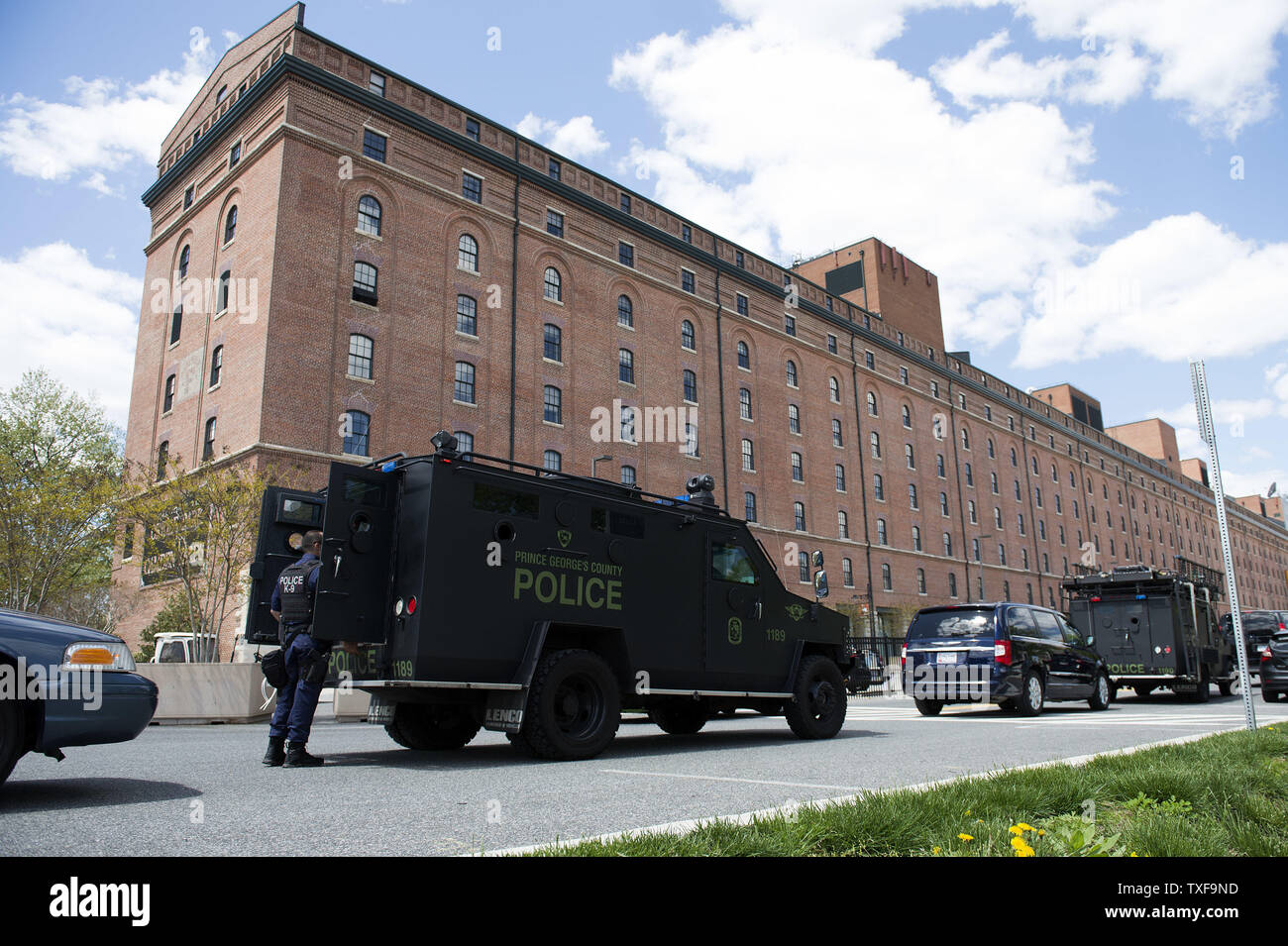 Membri della Prince George County stadio di polizia in un parcheggio nei pressi di Orioles Park a Camden Yards a Baltimora, Maryland il 29 aprile 2015. I manifestanti continuano a marzo in tutta Baltimore in scia di Freddie grigio della morte. Il tardo 25-anno-vecchio morì prima di questo mese da una lesione spinale mentre in custodia della polizia. Foto di Kevin Dietsch/UPI Foto Stock