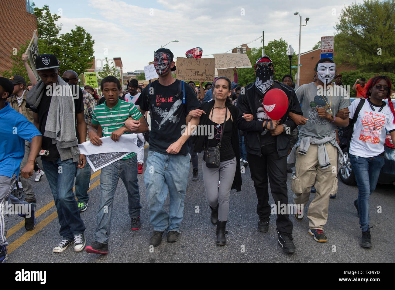 Manifestanti marzo nelle strade un giorno dopo che le autorità di Baltimora ha rilasciato una relazione annunciando le accuse nei confronti di sei funzionari di arresto di Baltimora resident Freddie grigio, a Baltimora, Maryland il 2 maggio 2015. Marilyn Mosby, Baltimora città stato la procura, ha detto che la morte di Freddie era grigio di un omicidio e che il suo arresto era illegale. Grigio, 25, è morto una settimana dopo aver subito una lesione del midollo spinale mentre viene arrestato il 12 aprile. Foto Ken Cedeño/UPI Foto Stock