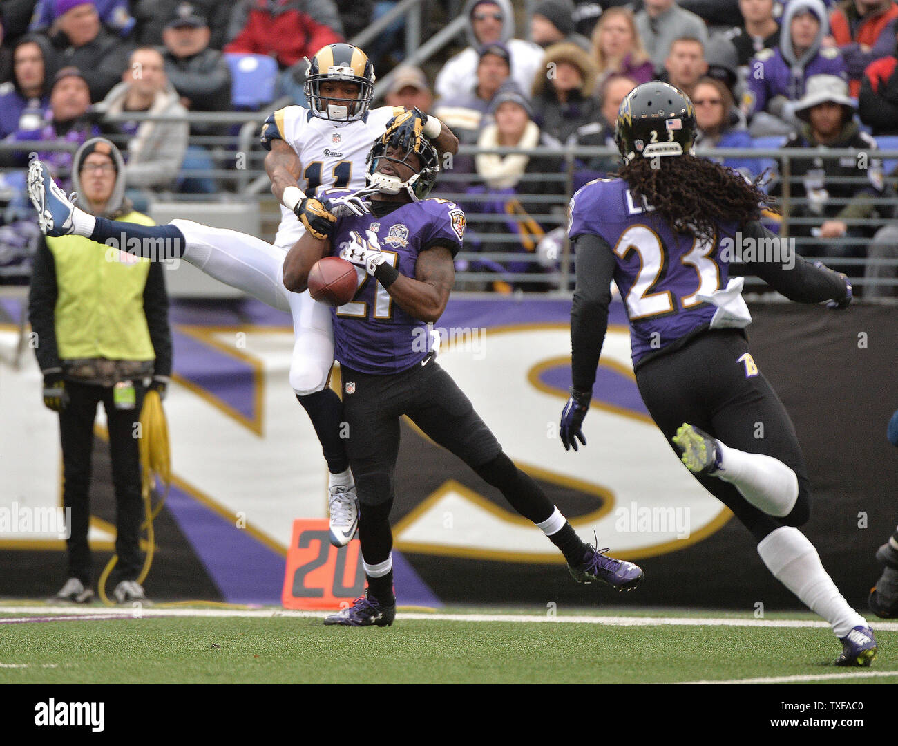 Louis Rams wide receiver Tavon Austin (11) non può portare a una cattura come Baltimore Ravens cornerback Lardarius Webb (21) fornisce una copertura nel primo trimestre a M&T Bank Stadium di Baltimora, Maryland il 22 novembre 2015. Foto di Kevin Dietsch/UPI Foto Stock