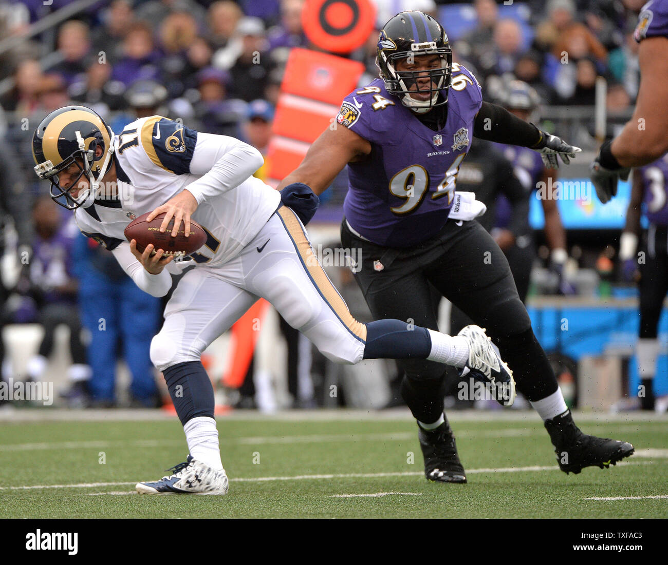 Louis Rams quarterback caso Keenum (17) corre passato Baltimore Ravens difensivo fine Carl Davis (94) nel secondo trimestre al M&T Bank Stadium di Baltimora, Maryland il 22 novembre 2015. Foto di Kevin Dietsch/UPI Foto Stock