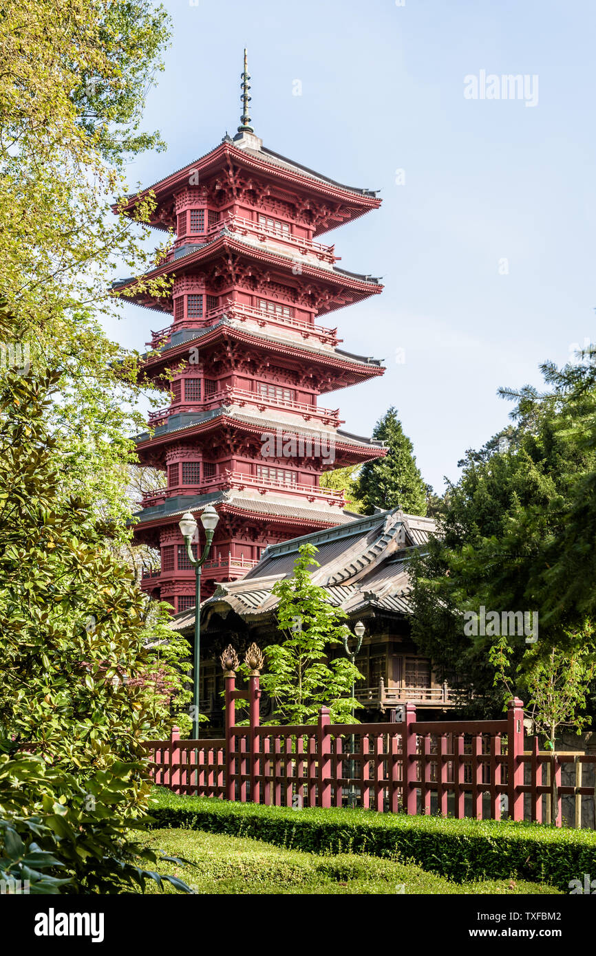 La torre Giapponese costruito nel 1905 nel dominio reale di Laeken a Bruxelles, Belgio, è uno dei tre edifici dei Musei del lontano oriente. Foto Stock