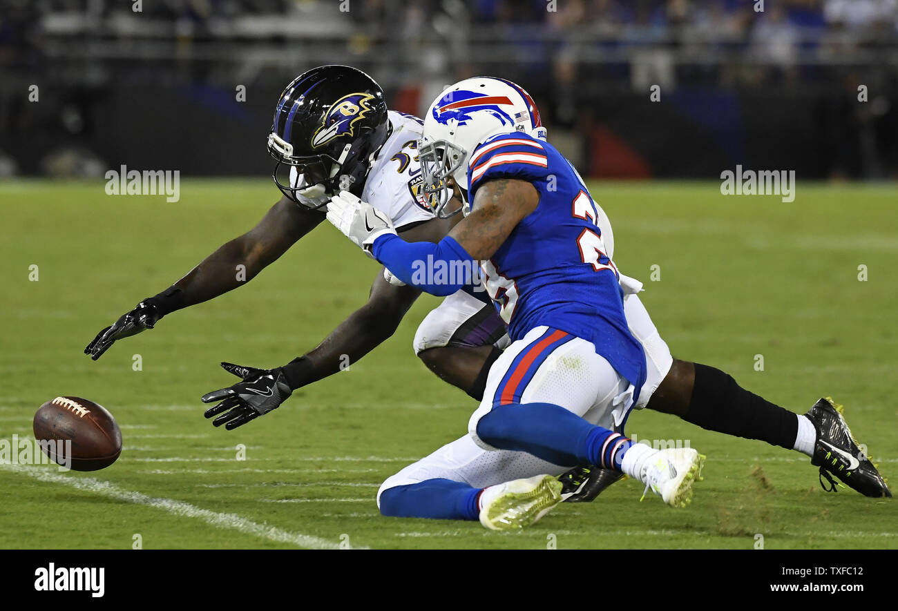 Baltimore Ravens running back Taquan Mizzell (L) raggiunge di riappropriarsi del suo fumble contro Buffalo Bills E.J. Gaines (28) durante la seconda metà di un NFL preseason game al M&T Bank Stadium di Baltimora, Maryland, Agosto 26, 2017. Baltimora ha vinto 13-9. Foto di David Tulis/UPI Foto Stock