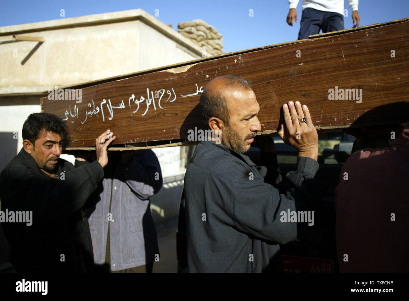 Persone in lutto trasportare bare di civili uccisi dalle truppe americane Domenica notte calsh a Baghdad di Sadr City, il 5 aprile 2004 a Bagdad. (UPI foto/Mitch Prothero) Foto Stock