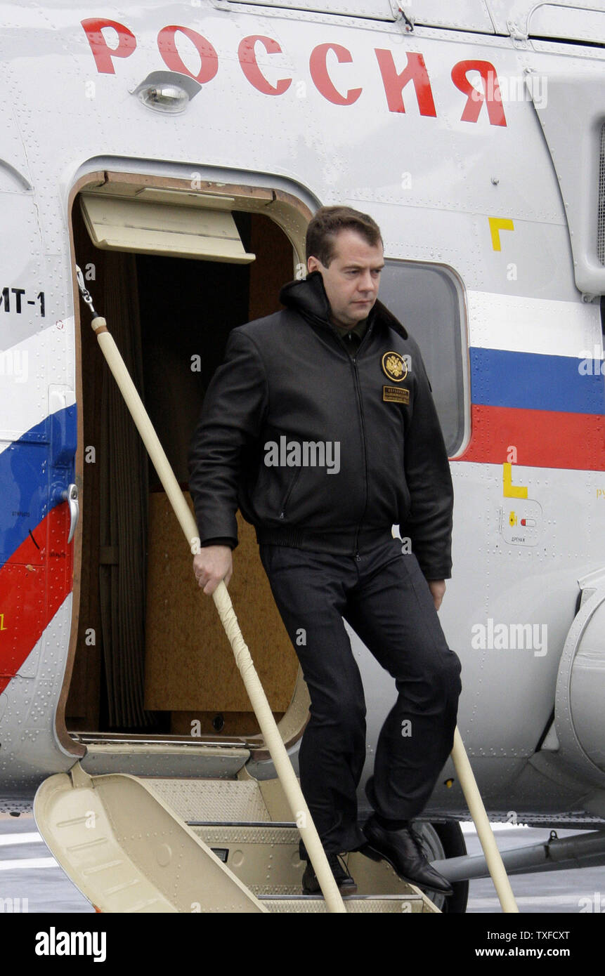 Il Presidente russo Dmitry Medvedev arriva al cruiser ammiraglio Kuznetsov nel Mare di Barents, Russia settentrionale, il 11 ottobre 2008. Medvedev ha assistito ad un sommergibile-lanciato missile balistico test, parte di esercitazioni navali di scena nel nord del Mare di Barents. (UPI foto/Anatoli Zhdanov) Foto Stock