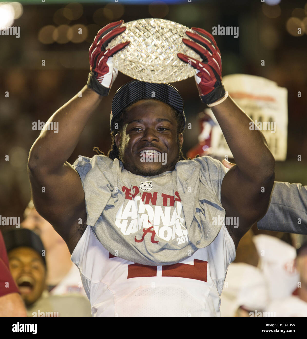 Monovolume offensivo, Alabama running back Eddie Lacy, paranchi la BCS Campionato Nazionale di calcio cristallino dopo il Crimson Tide ha sconfitto il Notre Dame Fighting Irish 42-14 Al Sun Life Stadium di Miami il 7 gennaio 2013. UPI/Mark Wallheiser Foto Stock