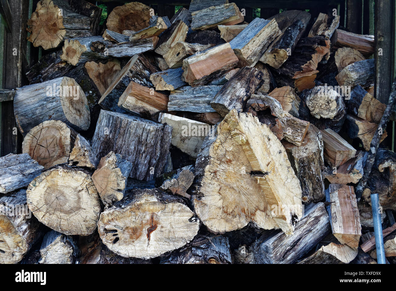 Grandi e piccoli pezzi di legna da ardere pronto per mantenere la casa calda e tostato durante la stagione invernale. Foto Stock