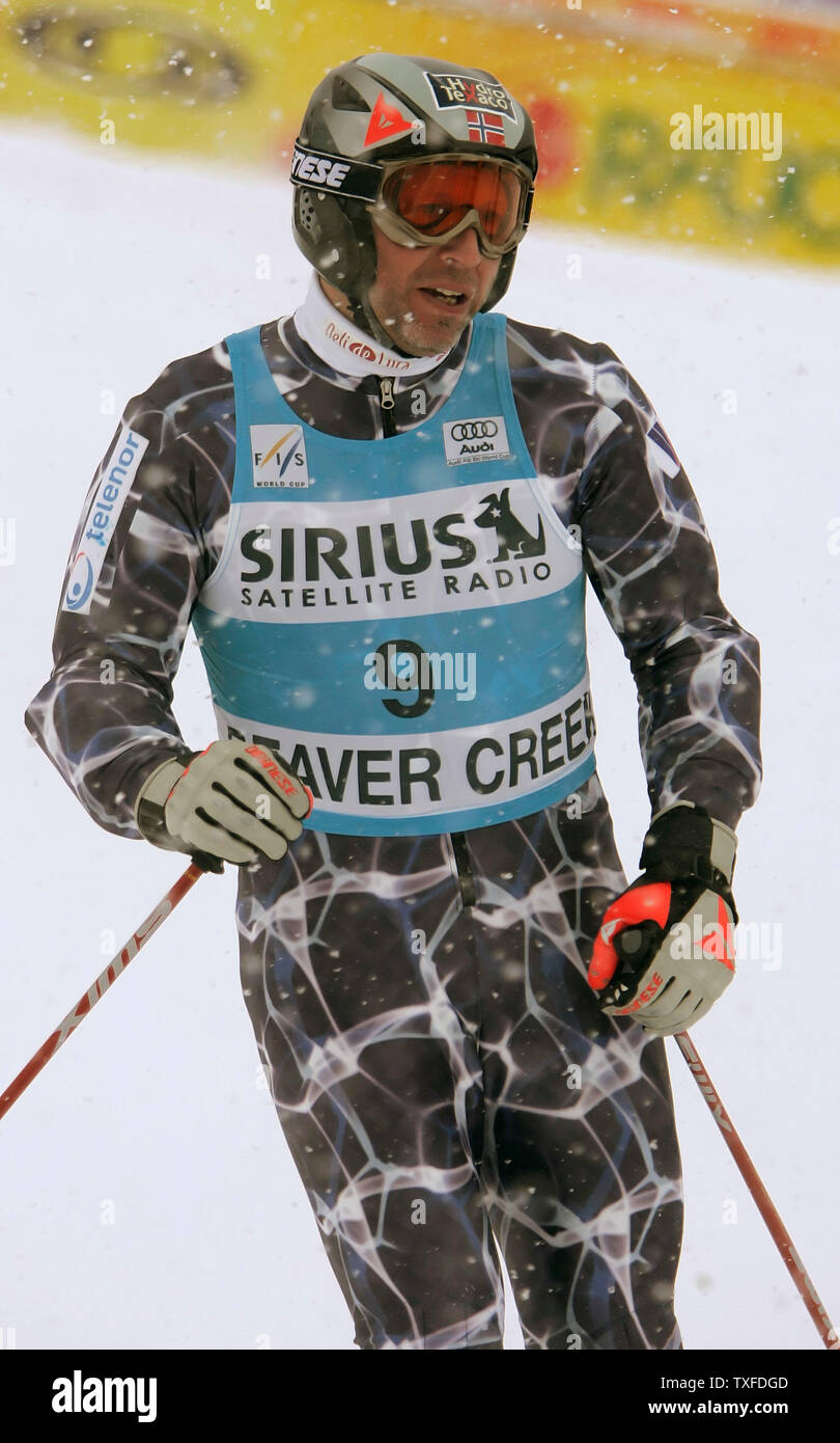 La Norvegia è Lasse Kjus guarda al suo ventottesimo posto tempo presso gli uomini di Coppa del mondo alpino slalom gigante sui rapaci corso in Beaver Creek, Colorado Dicembre 3, 2005. (UPI foto/Gary C. Caskey) Foto Stock