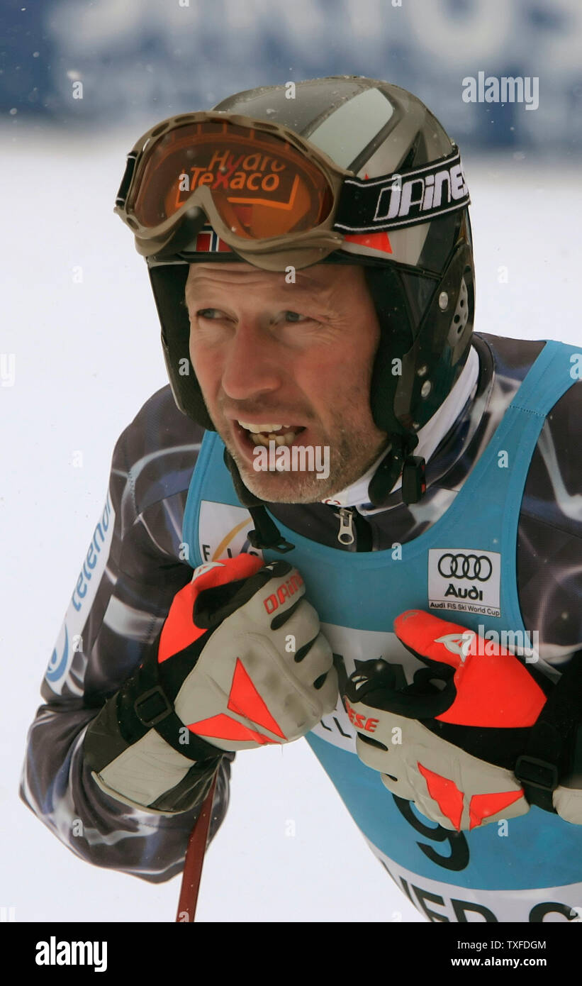 La Norvegia è Lasse Kjus guarda il tabellone gigante dopo un ventottesimo posto finale dopo la prima esecuzione di uomini di Coppa del mondo alpino slalom gigante sui rapaci corso in Beaver Creek, Colorado Dicembre 3, 2005. (UPI foto/Gary C. Caskey) Foto Stock