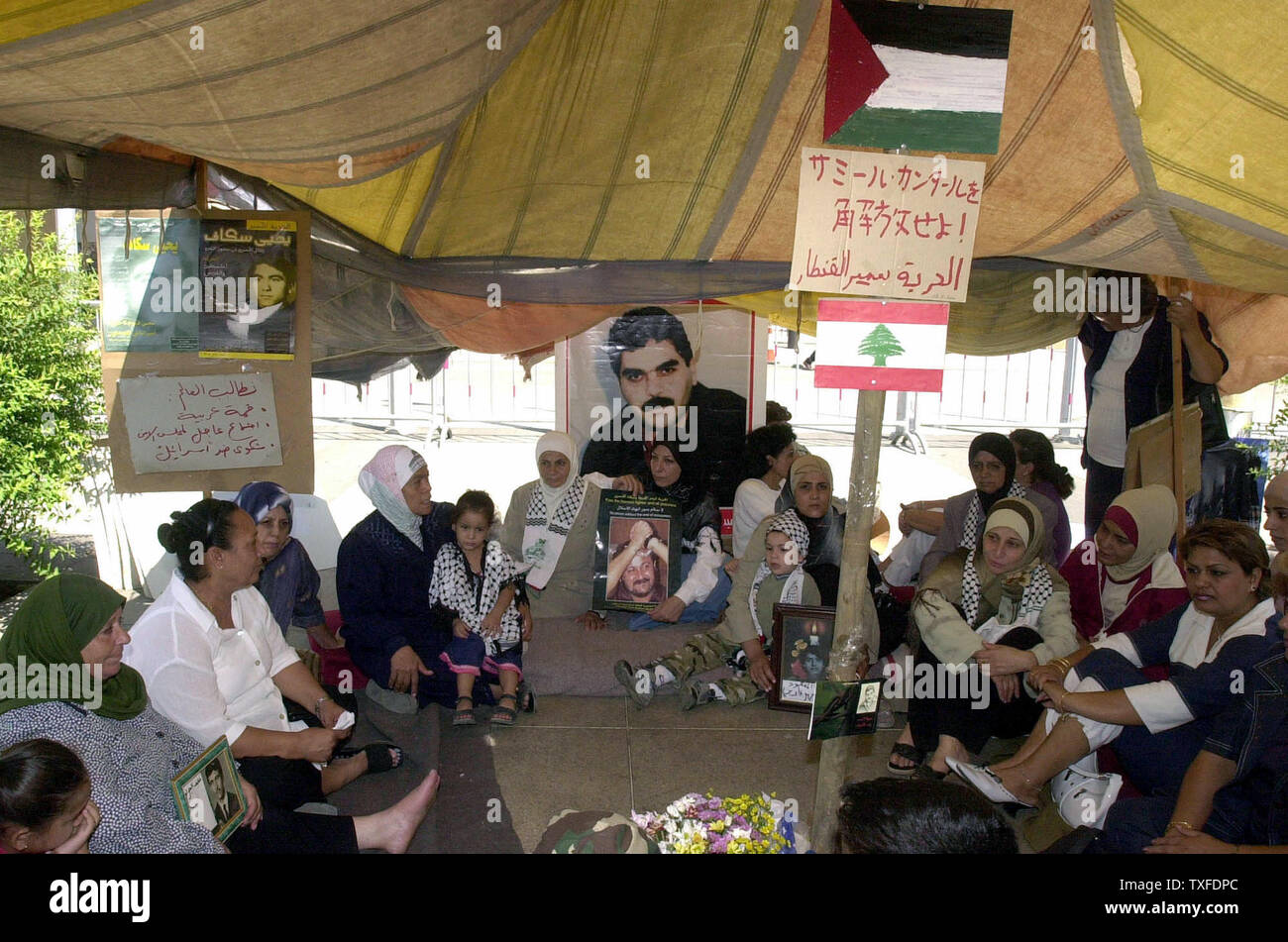 Le donne palestinesi protesta contro un 'libertà tenda" in solidarietà con i prigionieri palestinesi osservando un aperto, lo sciopero della fame indetto in Israele a premere per migliori condizioni di prigionia, a Beirut il 31 agosto 2004. La tenda, mettere fino a due settimane fa in tutta la casa di u.n nella capitale libanese, è stata visitata da numerosi funzionari libanesi e dei profughi palestinesi aventi parenti nelle carceri israeliane. (UPI foto/Mohammed Tawil) Foto Stock