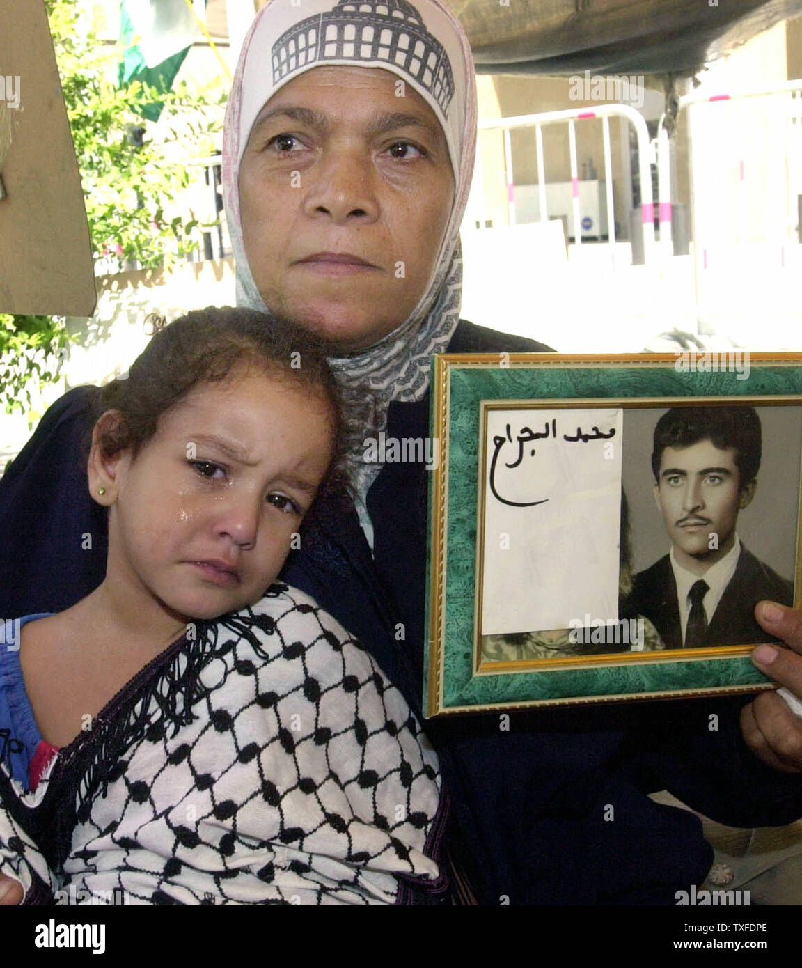 Le donne palestinesi protesta contro un 'libertà' tenda a Beirut nel centro cittadino di Agosto 31, 2004, in solidarietà con i prigionieri palestinesi osservando un aperto, lo sciopero della fame indetto in Israele a premere per migliori condizioni di prigionia. La tenda, mettere fino a due settimane fa in tutta la casa di u.n nella capitale libanese, è stata visitata da numerosi funzionari libanesi e dei profughi palestinesi aventi parenti nelle carceri israeliane. (UPI foto/Mohammed Tawil). Foto Stock