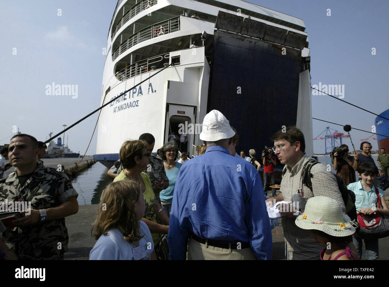 Cittadini francesi evacuare da Beirut da un traghetto greco il 17 luglio 2006. Ambasciate sono inizio per evacuare i loro cittadini dal Libano. Vicino a duecento libanesi, soprattutto civili sono morti poiché il conflitto ha cominciato il 12 luglio, dopo lo Hezbollah guerrilla rapiti due soldati israeliani e ucciso sette altri. (UPI foto/Stringer) Foto Stock