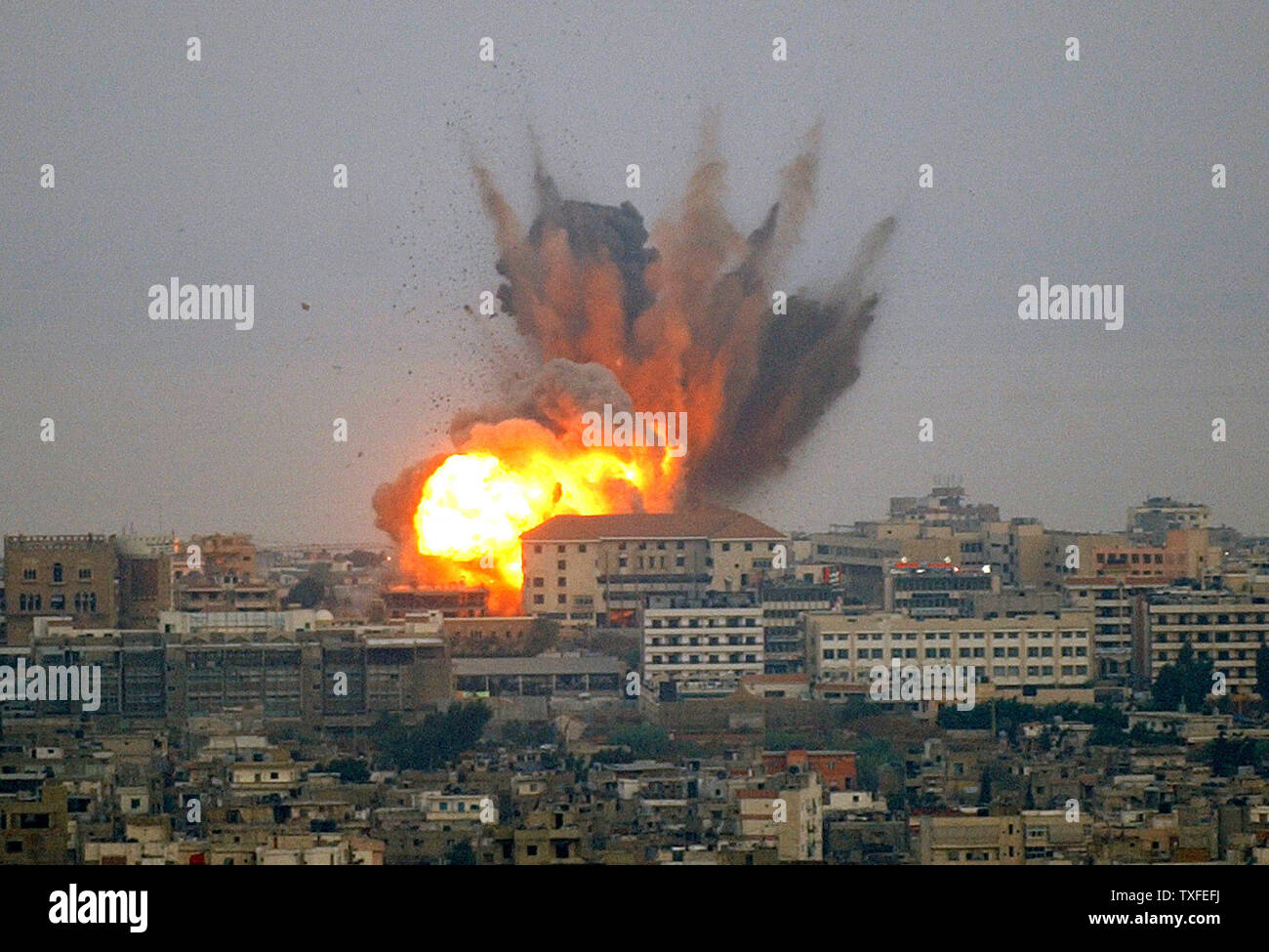 Un Hezbollah della gioventù e dello sport center di Ouzai, Beirut la periferia sud, prende un colpo diretto da una bomba israeliana nelle prime ore del 4 agosto 2006. In meno di un'ora il quartiere di Ouzai ha preso 19 missili israeliani. A nord, lungo la costa in autostrada a quattro principali ponti sono stati messi K.O. il taglio di Beirut da parte nord del Libano. UPI (foto) Foto Stock
