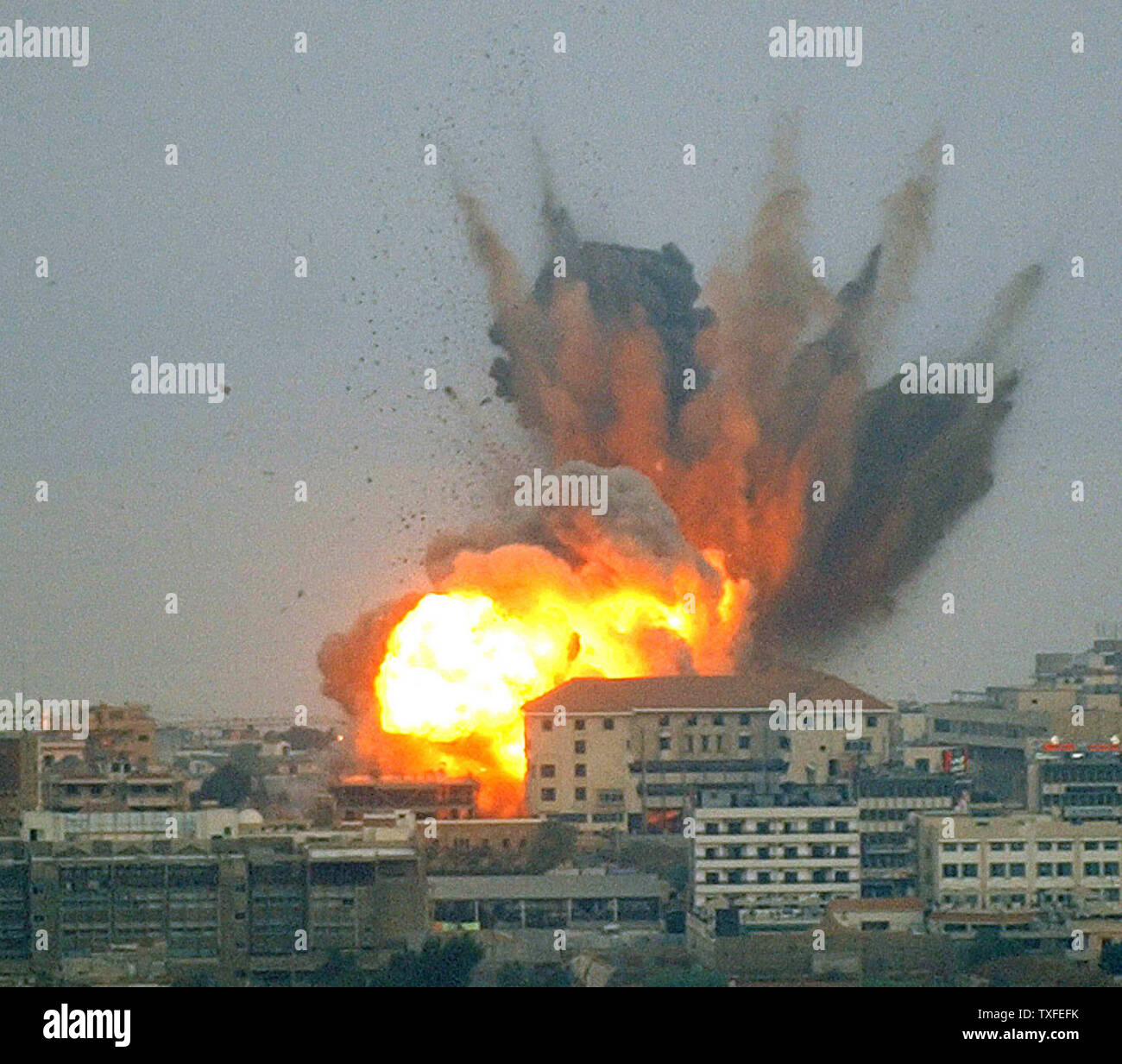 Un Hezbollah della gioventù e dello sport center di Ouzai, Beirut la periferia sud, prende un colpo diretto da una bomba israeliana nelle prime ore del 4 agosto 2006. In meno di un'ora il quartiere di Ouzai ha preso 19 missili israeliani. A nord, lungo la costa in autostrada a quattro principali ponti sono stati messi K.O. il taglio di Beirut da parte nord del Libano. UPI (foto) Foto Stock