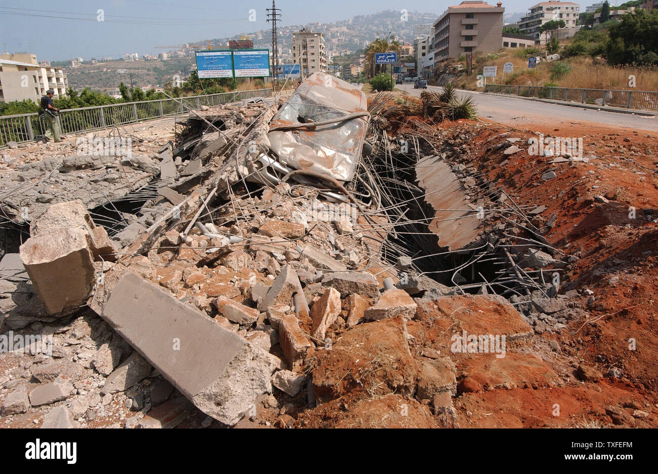 Un ponte appena a nord di Beirut vicino al villaggio di Ghazir giace in rovina dopo essere stato distrutto da un missile israeliano nelle prime ore del 4 agosto 2006. Quattro ponti lungo la strada costiera che conduce a nord di Beirut sono state distrutte in una serie di attacchi israeliani, tagliare la principale strada transitabile per la parte settentrionale del paese. (UPI foto/Norbert Schiller) Foto Stock