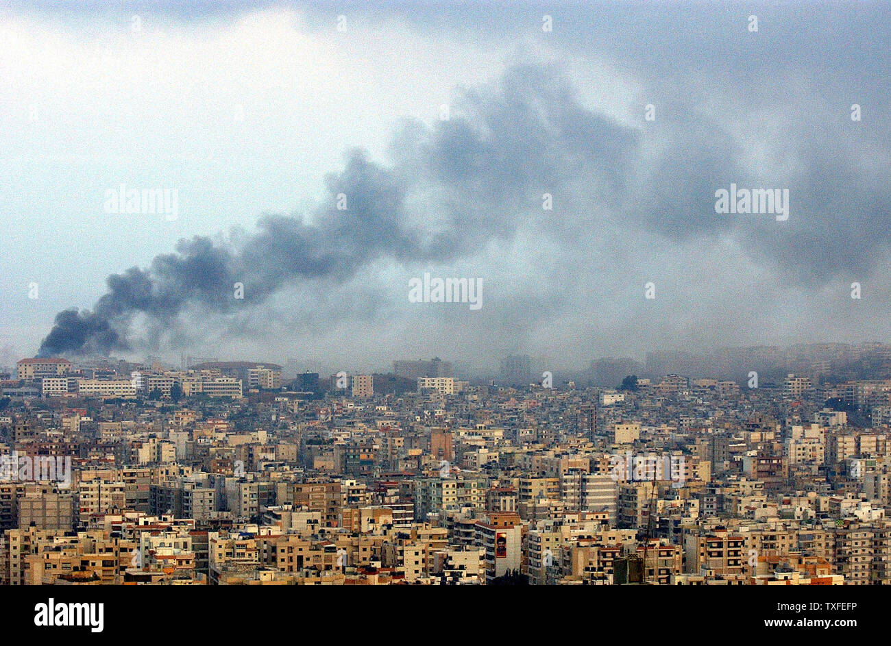 Fuma indugia su Beirut dopo un Hezbollah della gioventù e dello sport center di Ouzai, Beirut la periferia sud, prende un colpo diretto da una bomba israeliana nelle prime ore del 4 agosto 2006. In meno di un'ora il quartiere di Ouzai ha preso 19 missili israeliani. A nord, lungo la costa in autostrada a quattro principali ponti sono stati messi K.O. il taglio di Beirut da parte nord del Libano. UPI (foto) Foto Stock