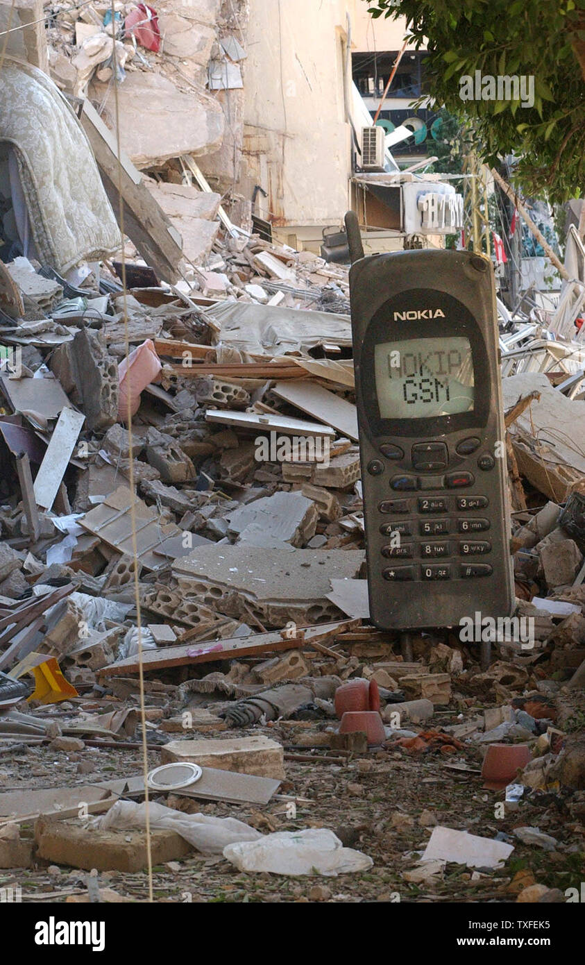 Un gigante di telefono cellulare è tutto ciò che rimane da un modil phone shop che è stato distrutto in un inizio di mattina attacco aereo israeliano, nei sobborghi meridionali il 10 agosto 2006. Piani di Israele hanno abbandonato anche volantini di segnalazione di un "dolorosa e forte' risposta agli attacchi degli Hezbollah e ha messo in guardia le persone a liberare immediatamente. UPI (foto) Foto Stock