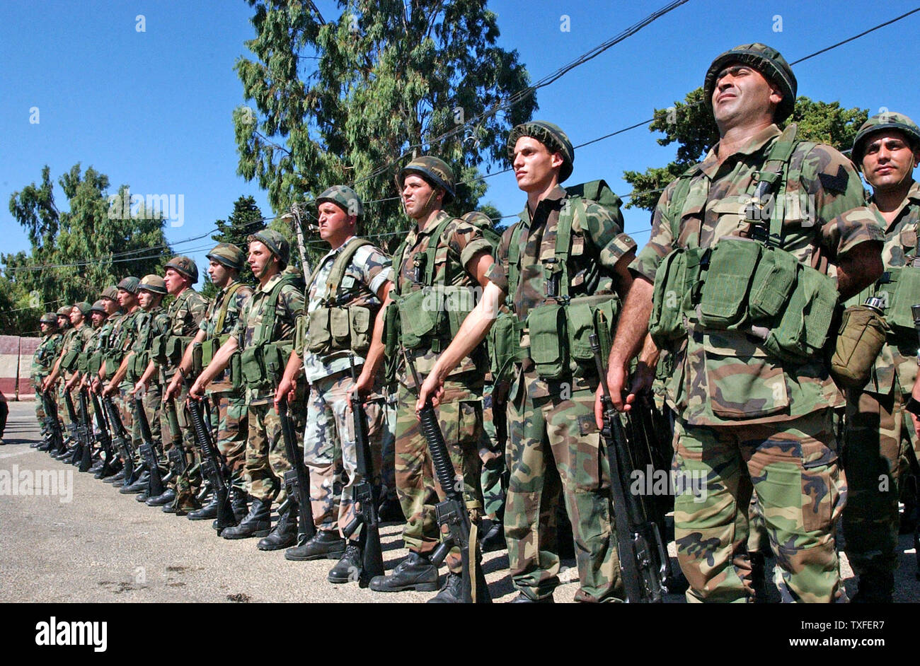 Esercito libanese i soldati della decima della brigata di fanteria stand ad attenzione al loro caserme nella città di Marjaiyoun a sud del fiume Litani il 17 agosto 2006. Un totale di 1500 soldati libanesi lavorerà in stretta prossimità con delle Nazioni Unite di truppe per fissare la regione di confine con Israele. UPI (foto) Foto Stock