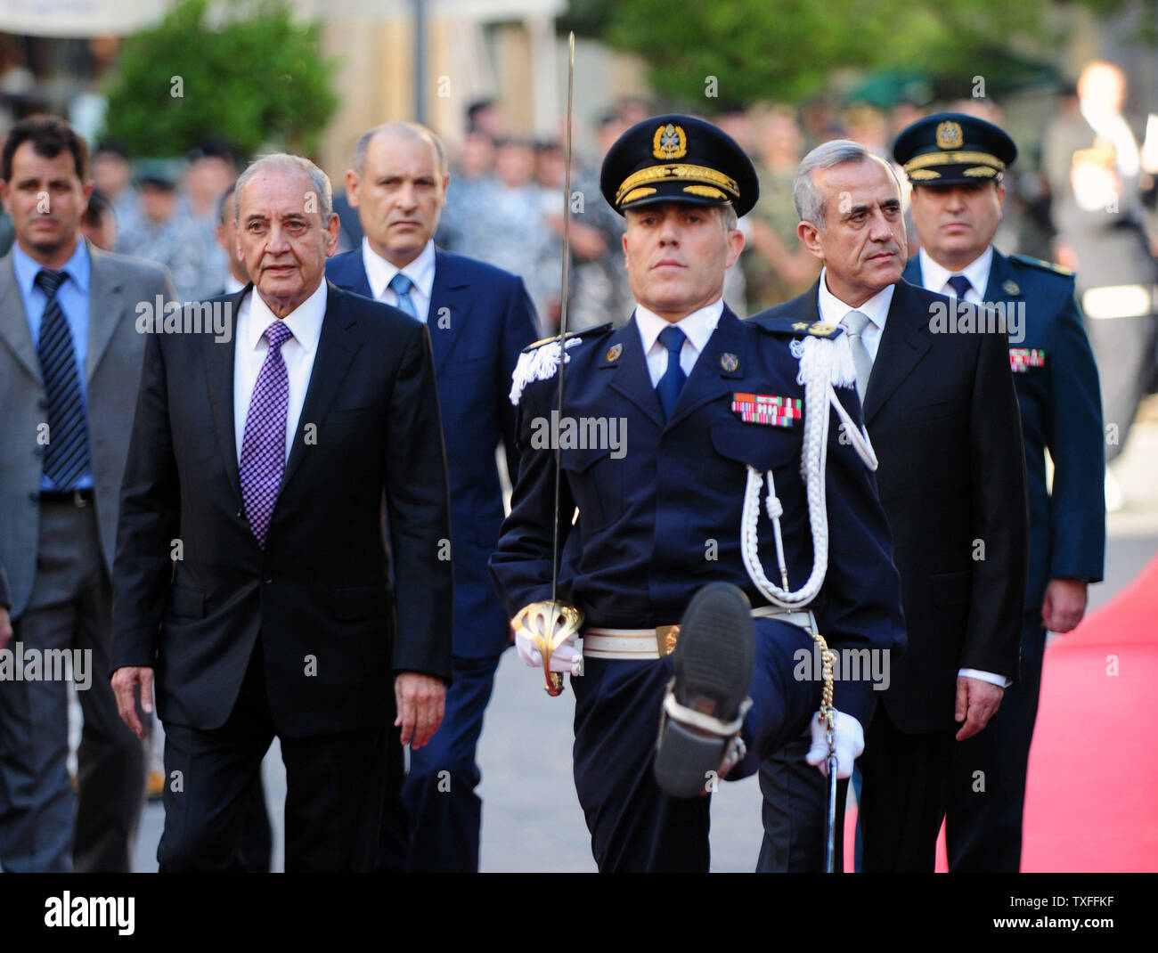 Michel Suleiman (R) cammina con l'altoparlante del Parlamento Nabih Berri (L) verso il Parlamento prima di prendere il giuramento del presidente, a Beirut, in Libano il 25 maggio 2008. Libano il parlamento eletto ex comandante dell esercito Michel Suleiman come capo di stato Domenica rivivendo paralizzato le istituzioni dello stato dopo un 18-mese standoff tra un U.S.-backed governo del Primo Ministro Fuad Saniora e degli Hezbollah-led opposizione. UPI (foto) Foto Stock