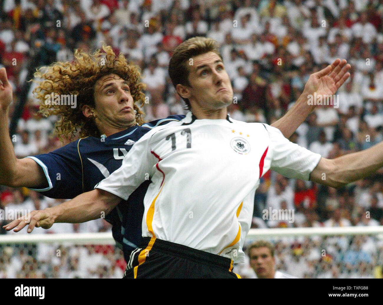 Miroslav KLOSE della Germania (11) e l'Argentina Fabricio Coloccini (4) provare ed ottenere la testa sulla palla durante la Coppa del Mondo di calcio Olympiastadion Venerdì, 30 giugno 2006. La Germania ha sconfitto Argentina 4-2. (UPI foto/Arthur Thill) Foto Stock