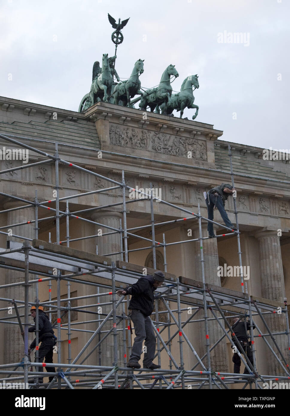 Lavoratori preparare impalcature davanti alla Porta di Brandeburgo, in preparazione per una cerimonia di commemorazione del ventesimo anniversario della caduta del muro di Berlino a Berlino il 6 novembre 2009. La cerimonia, che avrà luogo il 9 novembre sarà assistito dal passato e presente leader politici di tutto il mondo tra cui Hillary Clinton, Nicholas Sarkozy, Gordon Brown, Angela Merkel, Mikhail Gorbaciov e Lech Walesa. UPI foto/David Silpa Foto Stock