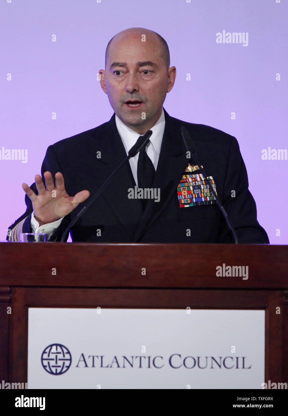 La NATO il Comandante supremo alleato in Europa Admiral James Stavridis si rivolge a un pubblico dopo la ricezione di una libertà Award presso la libertà sfida la cena a Berlino il 8 novembre 2009. Il premio viene assegnato in riconoscimento del destinatario nella lotta per la democrazia e la libertà. La manifestazione si è svolta in concomitanza con il ventesimo anniversario della caduta del muro di Berlino che sarà celebrato il 9 novembre nella capitale tedesca. UPI/David Silpa Foto Stock