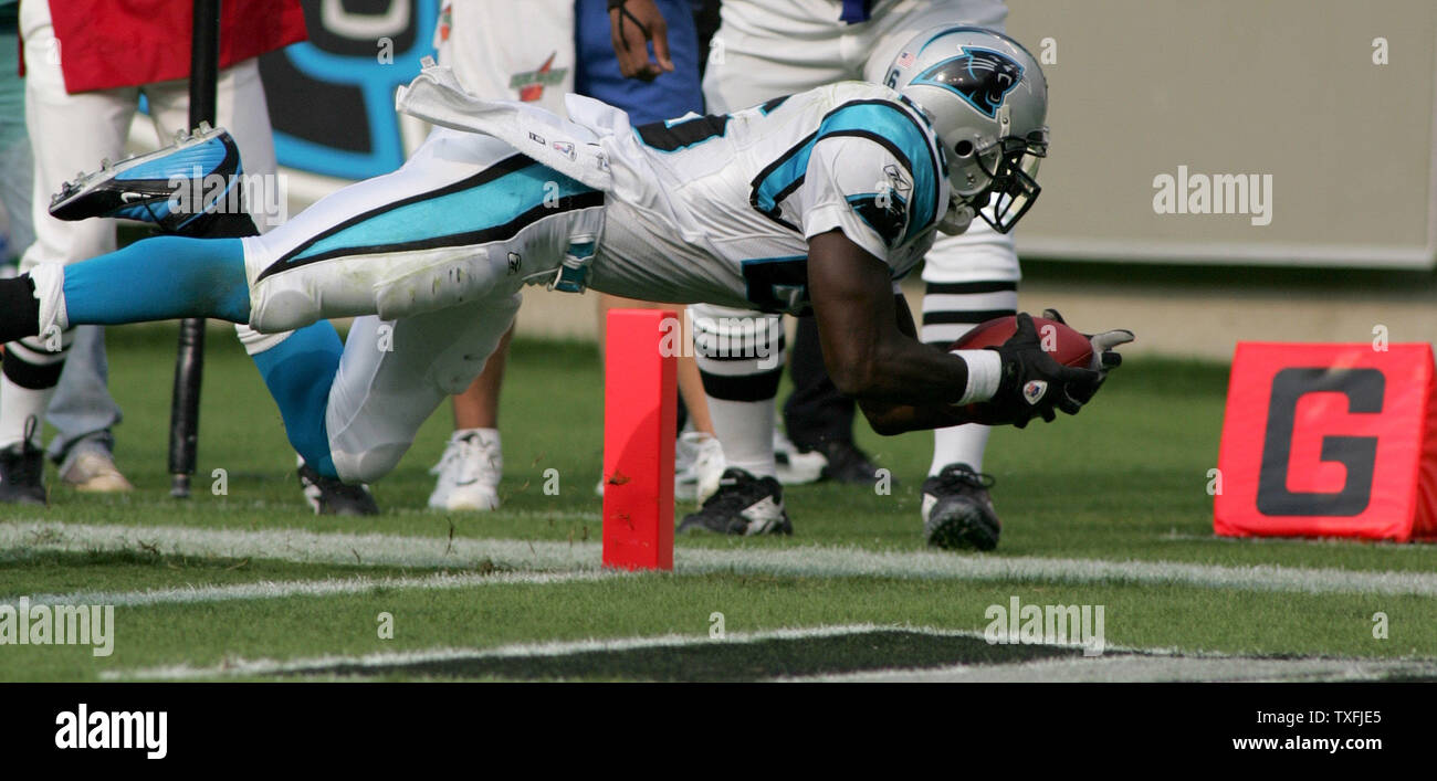 Carolina Panthers running back DeShaun Foster immersioni nella zona di estremità del primo trimestre contro i falchi di Atlanta in Bank of America Stadium. (UPI foto/Bob Carey) Foto Stock