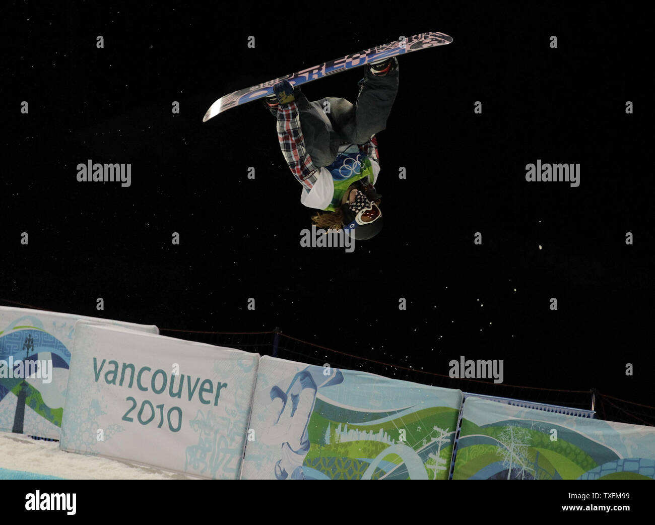 Shaun White os gli Stati Uniti compie il suo secondo run negli uomini halfpipe snowboard finale alla Olimpiadi Invernali 2010 a Cypress Mountain in West Vancouver, Canada il 17 febbraio 2010. White ha vinto la medaglia d'oro all'evento. UPI/Brian Kersey Foto Stock