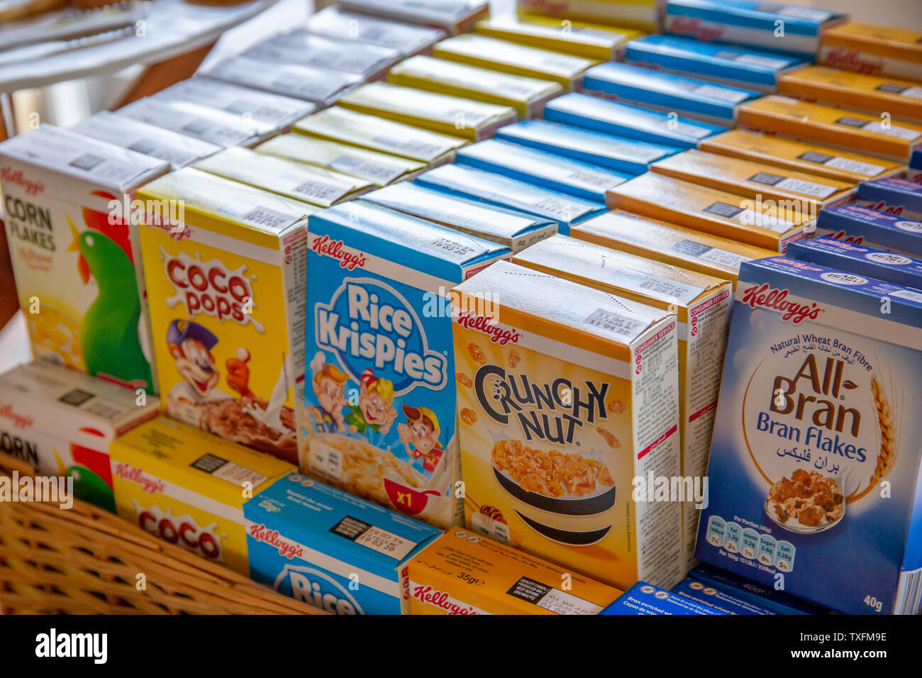 KETTERING, Inghilterra - 24 giugno 2019: Kellogg's unico cereale servono varietà di scatole di cornflakes, coco pops, riso Krispies, noce croccante e All-Bran Foto Stock