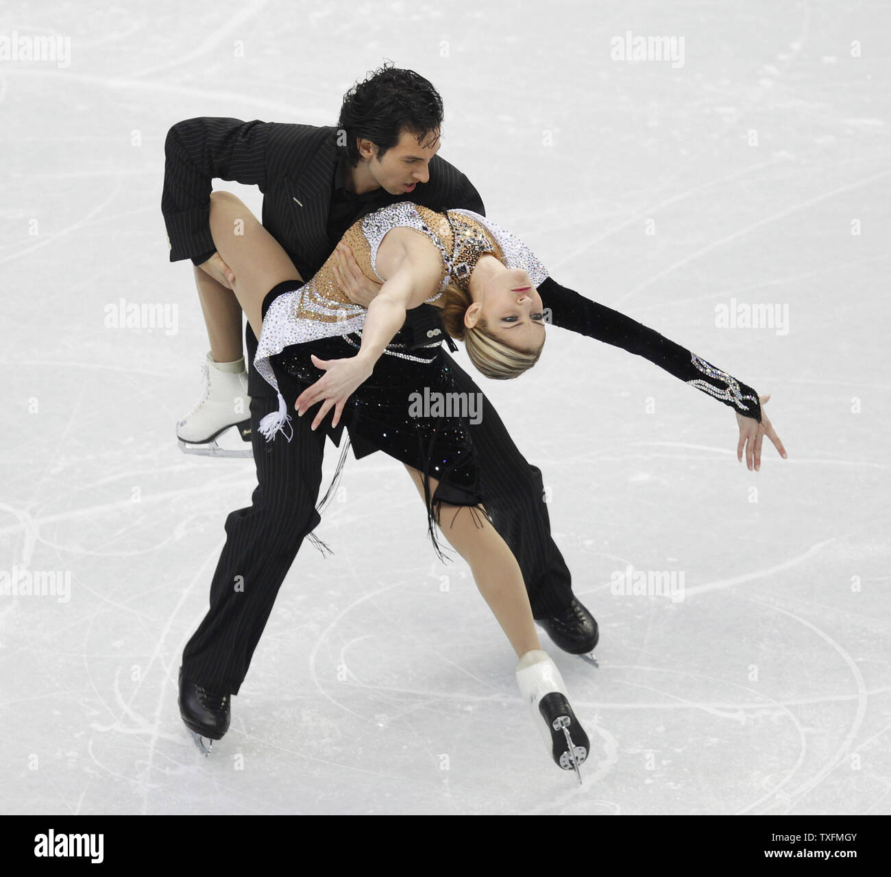 Tanith Belbin (R) e Benjamin Agosto degli Stati Uniti skate obbligatoriamente la danza su ghiaccio in programma il pattinaggio di figura la concorrenza a 2010 Olimpiadi invernali di Vancouver, Canada il 19 febbraio 2010. UPI/Brian Kersey Foto Stock