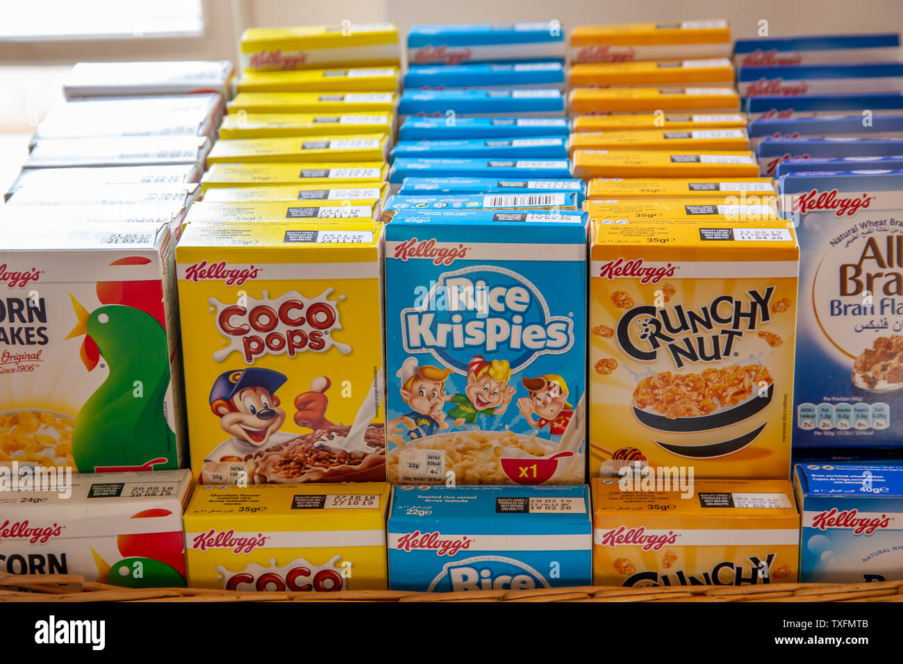 KETTERING, Inghilterra - 24 giugno 2019: Kellogg's unico cereale servono varietà di scatole di cornflakes, coco pops, riso Krispies, noce croccante e All-Bran Foto Stock