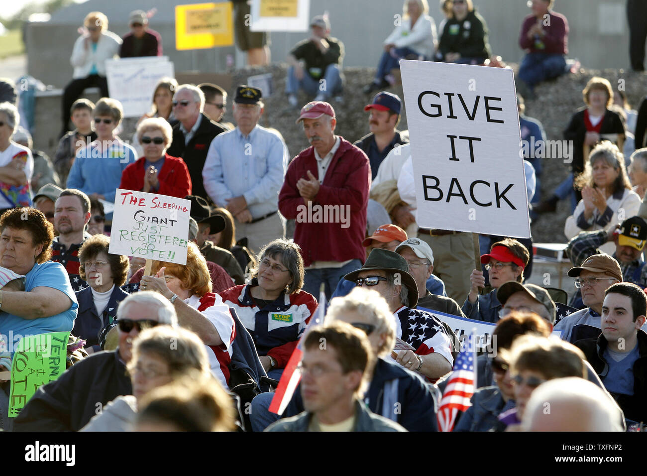 Visualizzazione persone segni in una "libertà" Rally organizzato dai conservatori in Macon, Missouri il 27 aprile 2010. Il Presidente Obama ha cominciato un tour di due giorni di Illinois, Iowa e Missouri Martedì sottolineando la sua amministrazione i propri sforzi per alleviare le difficoltà economiche e la disoccupazione e il lavoro per la creazione di nuova energia verde di posti di lavoro attraverso la sua 787 miliardi di dollari di piano di stimolo economico. UPI/Brian Kersey Foto Stock