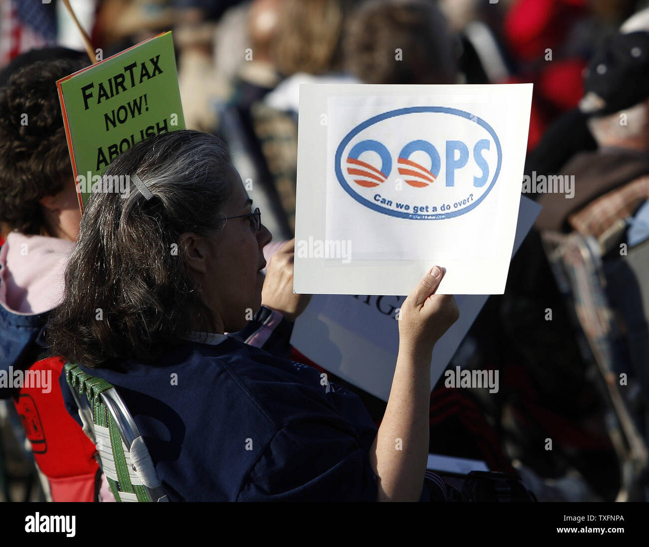 Un manifestante visualizza un segno a una "libertà" Rally organizzato dai conservatori in Macon, Missouri il 27 aprile 2010. Il Presidente Obama ha cominciato un tour di due giorni di Illinois, Iowa e Missouri Martedì sottolineando la sua amministrazione i propri sforzi per alleviare le difficoltà economiche e la disoccupazione e il lavoro per la creazione di nuova energia verde di posti di lavoro attraverso la sua 787 miliardi di dollari di piano di stimolo economico. UPI/Brian Kersey Foto Stock