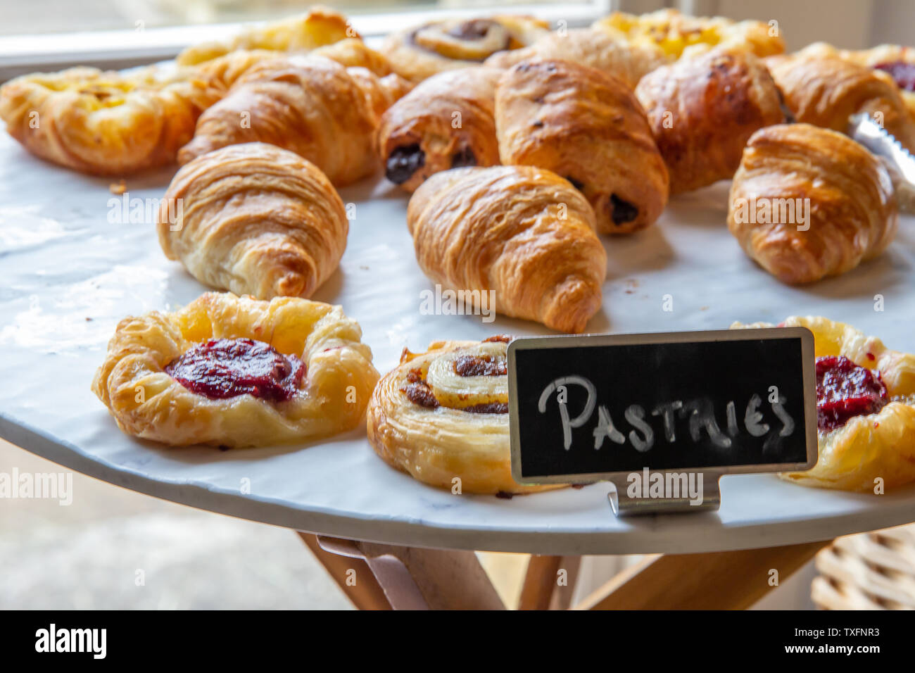 Assortimento di dolci francesi per la colazione come parte di un buffet per la colazione dell'hotel Foto Stock