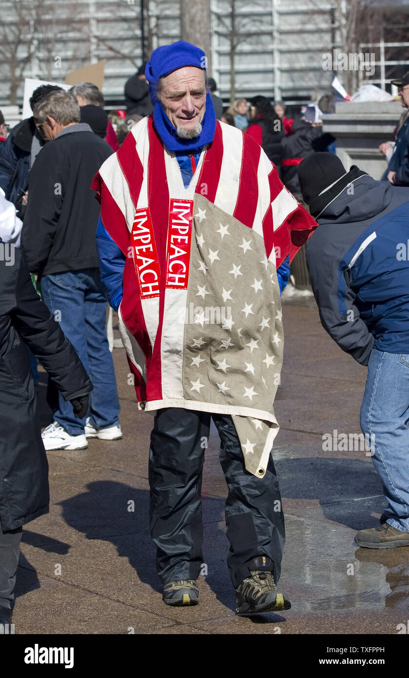 Tom Link passeggiate intorno al di fuori del Campidoglio il 1 marzo 2011 a Madison, Wisconsin. Un giudice ha ordinato il martedì che il Campidoglio dovrebbe essere aperto al pubblico " durante le ore lavorative e a volte quando questioni governative, come le audizioni, sessioni di ascolto e la corte gli argomenti sono condotte." Sebbene i manifestanti, occupando il Campidoglio per quindici giorni, non sono stati costretti a lasciare il pubblico è stato impedito di entrare l'edificio poiché esso chiuso a 4 p.m. domenica. UPI/Brian Kersey Foto Stock