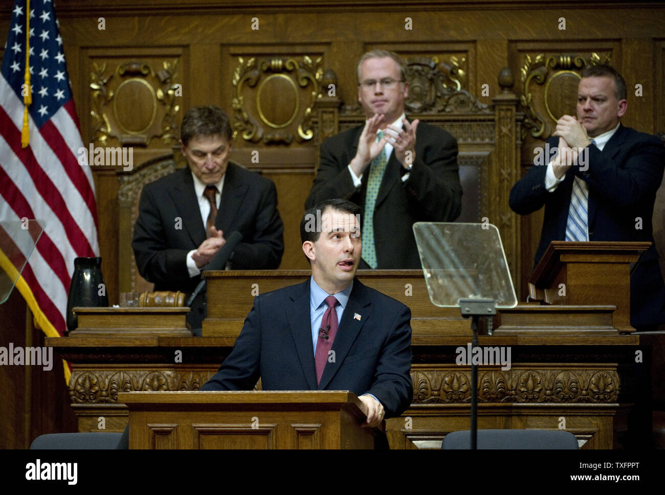 Wisconsin Gov. Scott Walker (anteriore) pause per applausi dai senatori repubblicani Michael Ellis (da sinistra), Scott Fitzgerald, sost. Bill Kramer e altri repubblicano legislatori come egli offre il suo indirizzo di bilancio a una sessione congiunta del legislatore presso il Campidoglio il 1 marzo 2011 a Madison, Wisconsin. Il camminatore di bilancio proposta include $ 1,5 miliardi in tagli per gli aiuti per le scuole pubbliche e governo locale ma non aumentare le imposte o tasse, o includere furloughs o diffusi licenziamenti. UPI/Brian Kersey Foto Stock