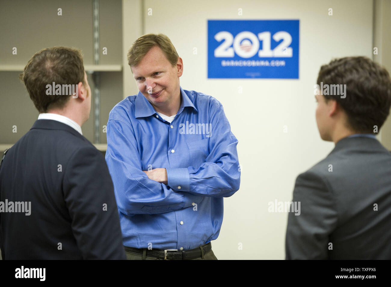 Obama 2012 campaign manager Jim Messina (C) parla con i giornalisti presso il quartier generale della campagna a Chicago il 12 maggio 2011. La campagna ha recentemente occupati circa 50.000 piedi quadrati di spazio per uffici nell'edificio prudenziali e ha organizzato un open house il giovedì per i media. UPI/Brian Kersey Foto Stock