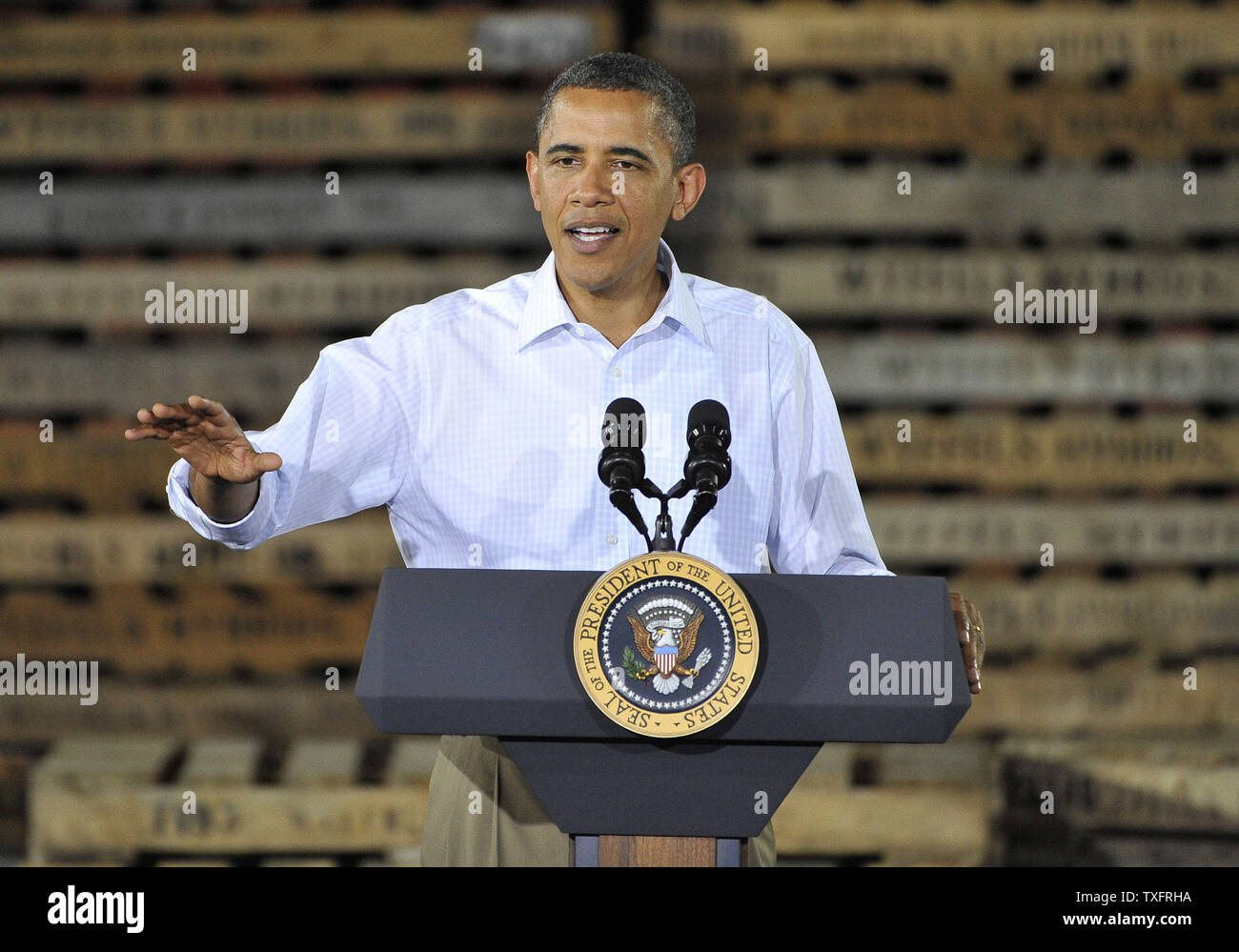 U. S. presidente Barack Obama parla di residenti locali in una città in stile sala riunione a un seme ibrido società di mais Agosto 17, 2011 in Atkinson, Illinois. Il Presidente ha avuto municipio incontri nel sud del Minnesota, nordest Iowa e western Illinois e fatto altre fermate sulla sua la sua tre giorni di tour in autobus attraverso il Midwest. UPI/Brian Kersey Foto Stock