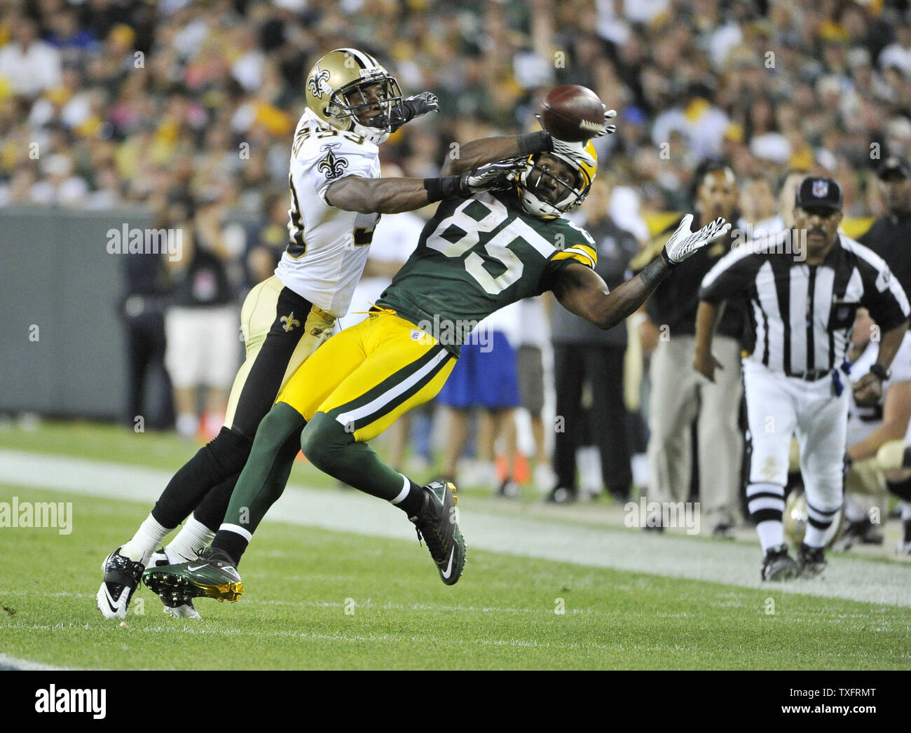 New Orleans Saints defensive back Jabari Greer (33) interferisce con Green Bay Packers wide receiver Greg Jennings (85) come egli cerca di catturare un pass durante il terzo trimestre a Lambeau Field Su settembre 8, 2011 in Green Bay, Wisconsin. I packers ha vinto 42-34. UPI/Brian Kersey Foto Stock