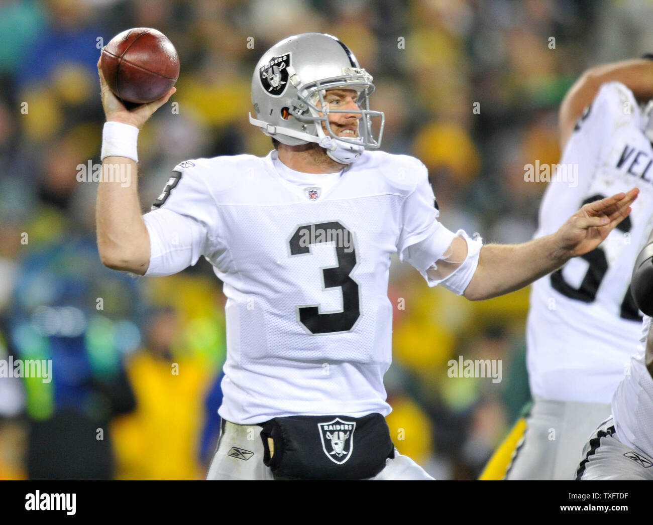 I raider di Oakland quarterback Carson Palmer passa nel corso del quarto trimestre contro i Green Bay Packers a Lambeau Campo sul dicembre 11, 2011 in Green Bay, Wisconsin. I packers ha vinto 46-16. UPI/Brian Kersey Foto Stock