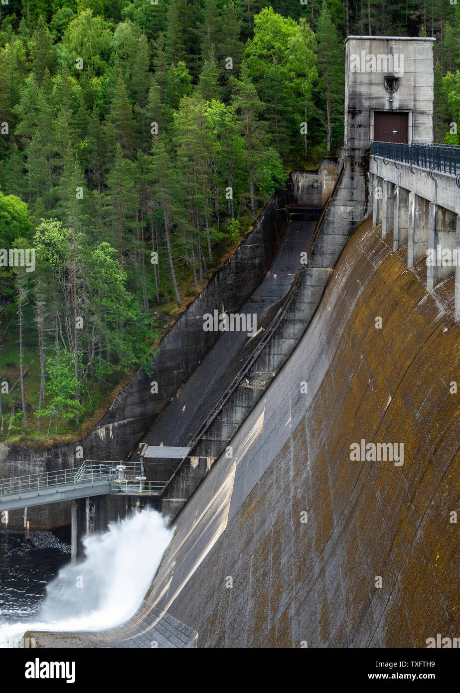 Benevean diga sul fiume Affric, Scozia Foto Stock