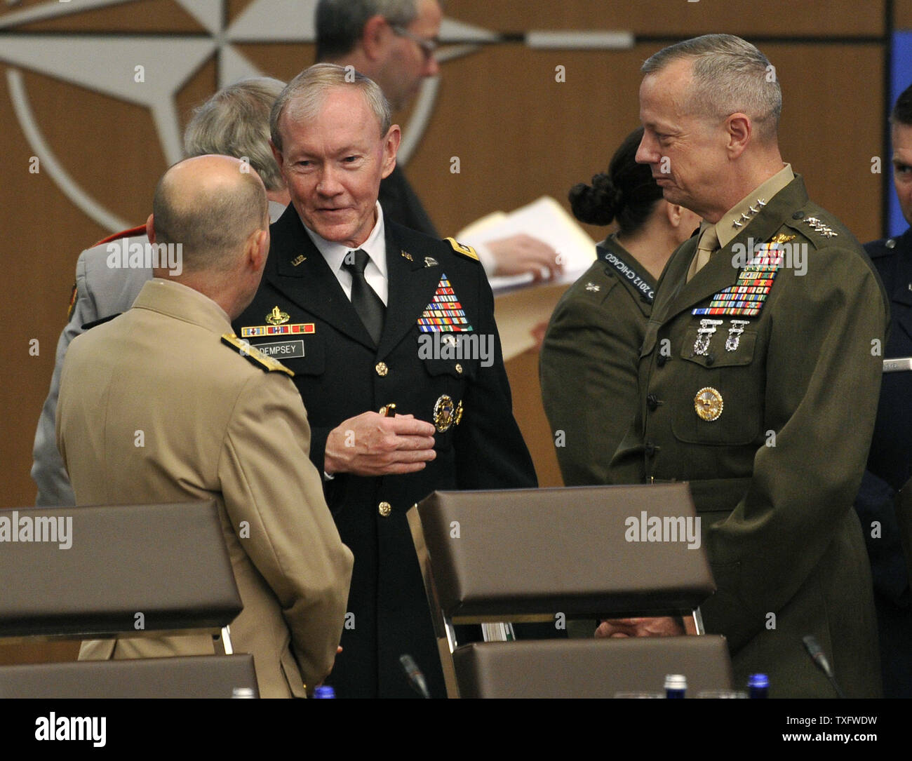 Stati Uniti Esercito gen. Martin Dempsey (C), Presidente del Comune di capi di Stato Maggiore, i colloqui con gli Stati Uniti La marina Admiral James G. Stavridis, Comandante supremo alleato in Europa (L), E DEGLI STATI UNITI Marine Corps gen. John R. Allen, Comandante di ISAF, durante una riunione della Forza internazionale di assistenza alla sicurezza in Afghanistan a capi di Stato e di governo il formato durante il 2012 Vertice NATO il 20 maggio 2012 a Chicago. UPI/Brian Kersey Foto Stock