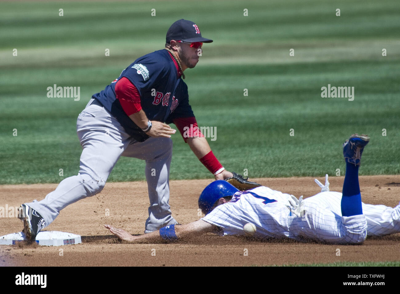 Chicago Cubs center fielder Tony Campana (R) ruba la seconda base come Boston Red Sox interbase Mike Aviles tenta di campo dei passi durante il primo inning a Wrigley Field su Giugno 15, 2012 a Chicago. UPI/Brian Kersey Foto Stock