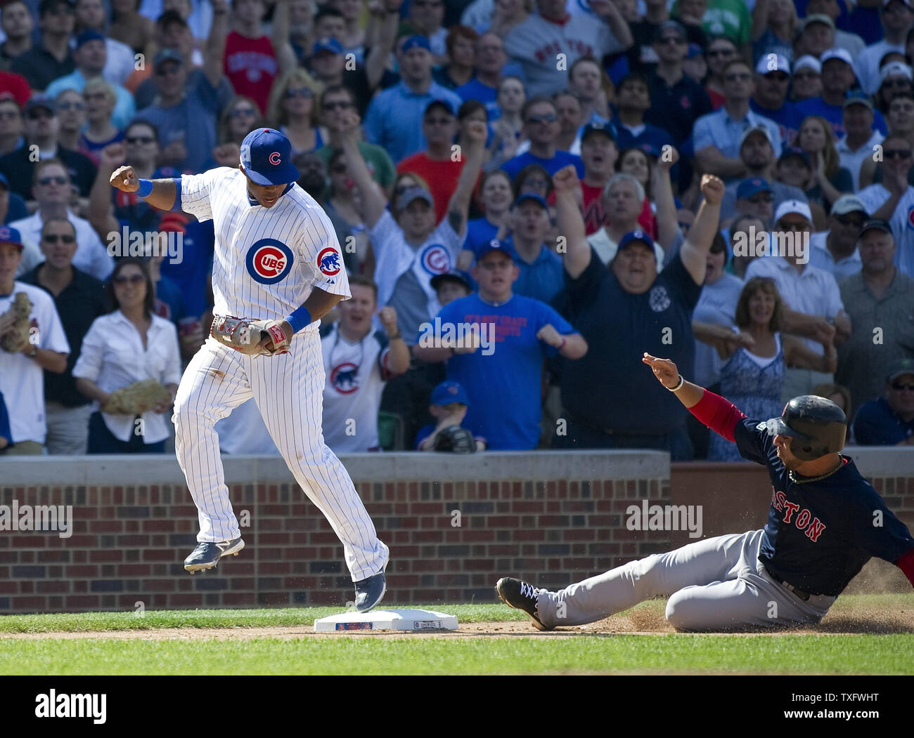 Chicago Cubs terzo baseman Luis Valbuena (L) forza fuori Boston Red Sox Mike Aviles per rendere la finale durante il nono inning a Wrigley Field su Giugno 15, 2012 a Chicago. Il Cubs ha vinto 3-0. UPI/Brian Kersey Foto Stock